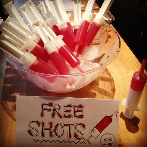 shots-of-drinks-served-in-syringes